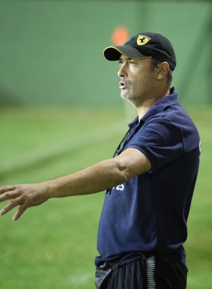 JORGE NOBOA - El DT de Arsenal en tiempos de perspectiva abierta. Tres puntazos en Tacuarembó y el acecho a Universitario en la cima de la tabla. Ilusión fértil. No es para menos.