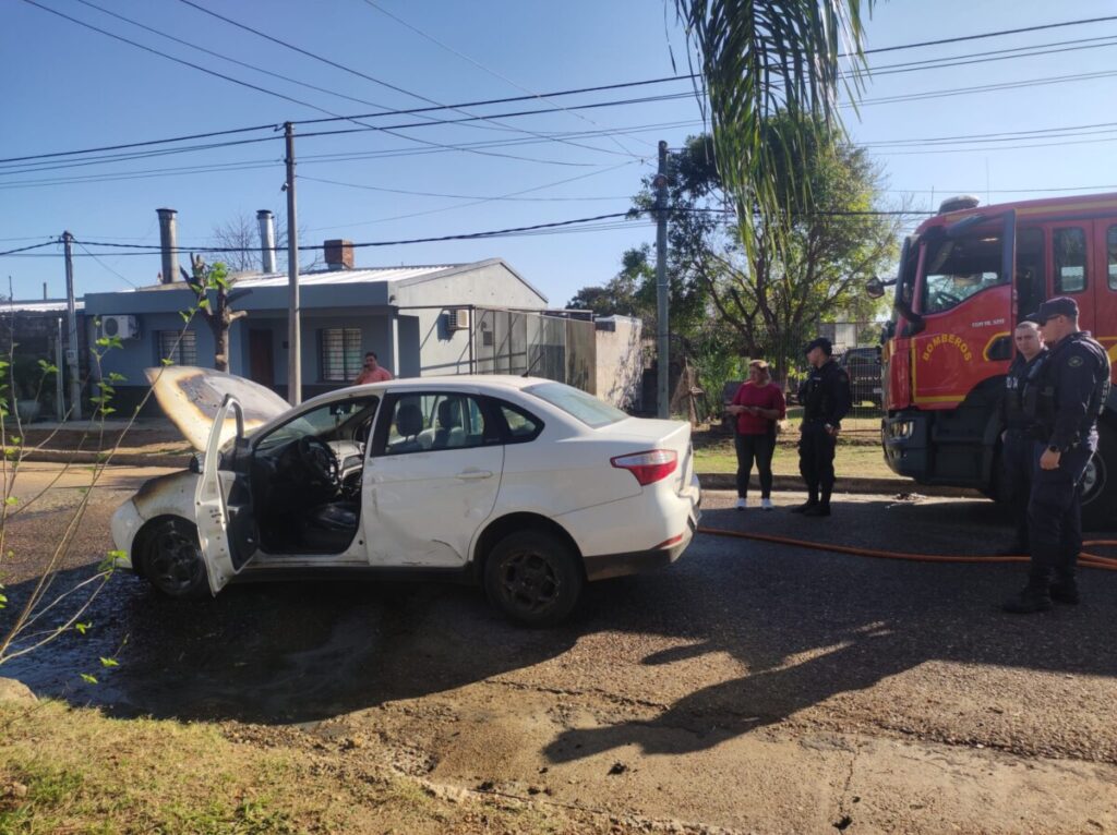 Incendio de automóvil en el Cerro - Imágenes de Samuel Rodriguez