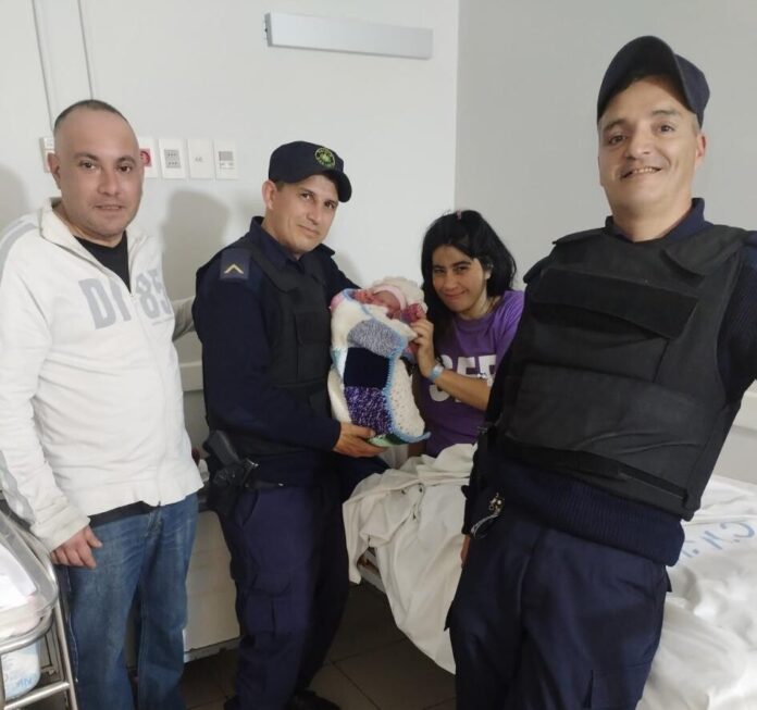 Policías junto a los padres y al bebé