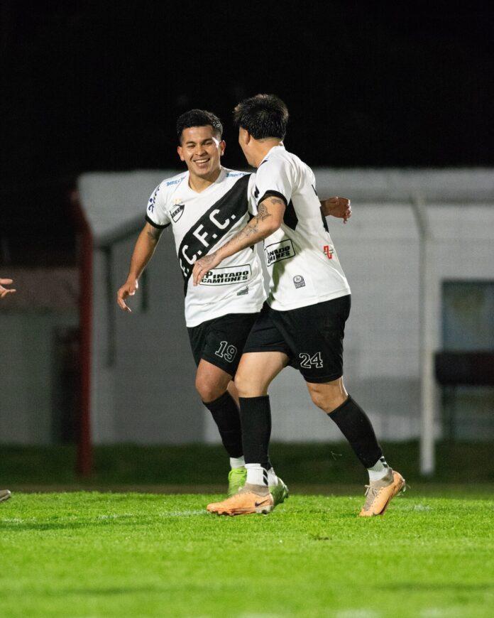 JUNIOR BRITEZ-ELBIO BLANCO GRIEVES. Ferro Carril a la hora del gol. Vigente en la Copa Uruguay, la ilusión abierta en el Campeonato del Interior y el rumbo en el Campeonato Salteño. La misión por tres. (Toma gráfica: página oficial de Ferro Carril Fútbol Club)