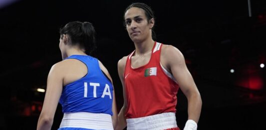 Imane Khelif (d), de Argelia, tras derrotar a Angela Carini, de Italia, en el combate preliminar de boxeo femenino de 66 kg en los Juegos Olímpicos de Verano de 2024 en París el jueves. Crédito: John Locher/AP