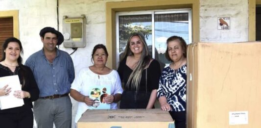 Entrega de electrodomésticos por el programa Vale Emprender, de Valentina Dos Santos, el Mides y la Intendencia de Artigas.Foto: Intendencia de Artigas