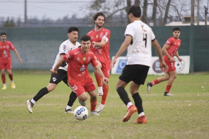 Jorgeluis Vera y Tomás Romero (Ferro Carril); Valentín Fornaroli y Santiago Díaz (Universitario). La pelota como pretensión de cuatro. La pelota que costó manejarla desde la razón y el fútbol que se fue diluyendo. Pareció inevitable. Lo fue nomás. (Registro gráfico: Vicente Massario, EL PUEBLO).