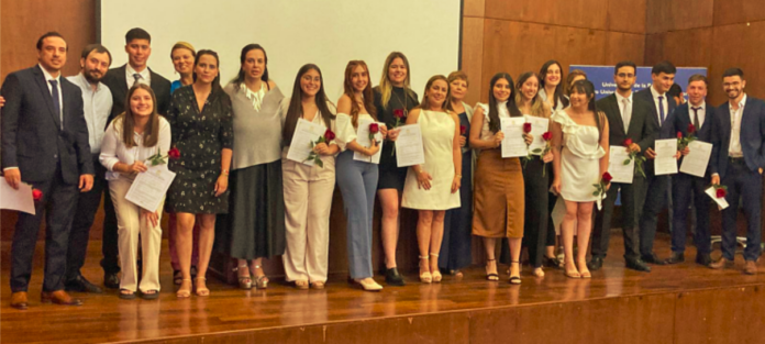 DOCE ESTUDIANTES DE ABOGACÍA SE RECIBIERON EN LA UdelaR