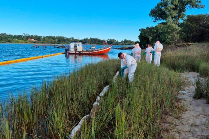 Derrame de petróleo crudo sobre el arroyo Solís Grande