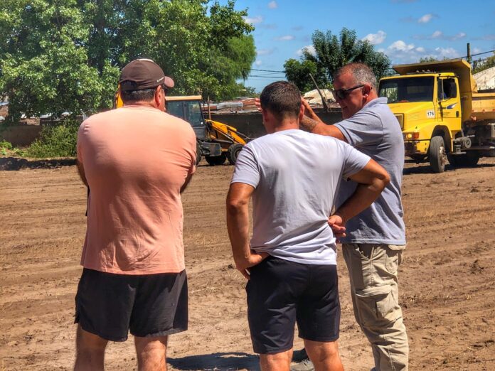 Autoridades de la Intendencia en terreno durante los trabajos de la cancha de Baby Fútbol de Chaná