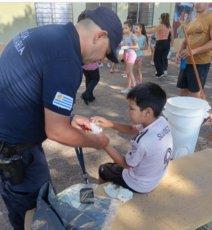 Policía Comunitaria - Limpieza en Escuela 10