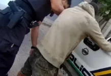 Autor de tres hurtos y un fraude informático condenado a prisión con libertad a prueba detenido con capucha y las manos en el movil