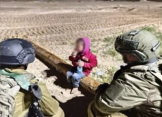 Soldados israelíes rescatan a un niño palestino de una trampa de Hamás Niño palestsino enviado por Hamas a zona militarizada