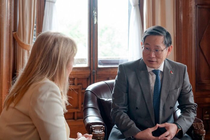 Huang Yazhong, embajador de China y la vice presidente CArolina Cosse / Foto: Departamento de Fotografía del Parlamento