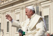 “Papa Francisco: Un pontificado de cercanía, reformas y controversias”.