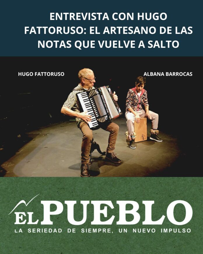 Albana y Hugo tocando en SALTO. Hugo toca un acordeón de piano y Albana un cajón peruano.