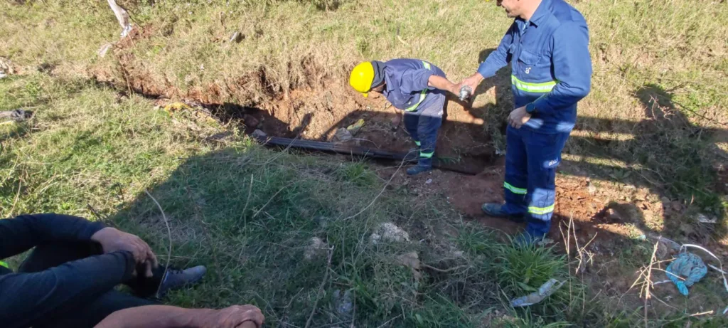 Funcionarios de ANTEL reparan ramal subterráneo de fibra