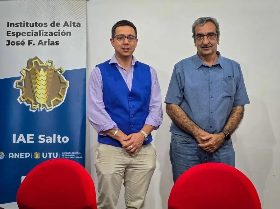 Magíster profesor Robert Álvez, director del IAE junto Walker Vargas