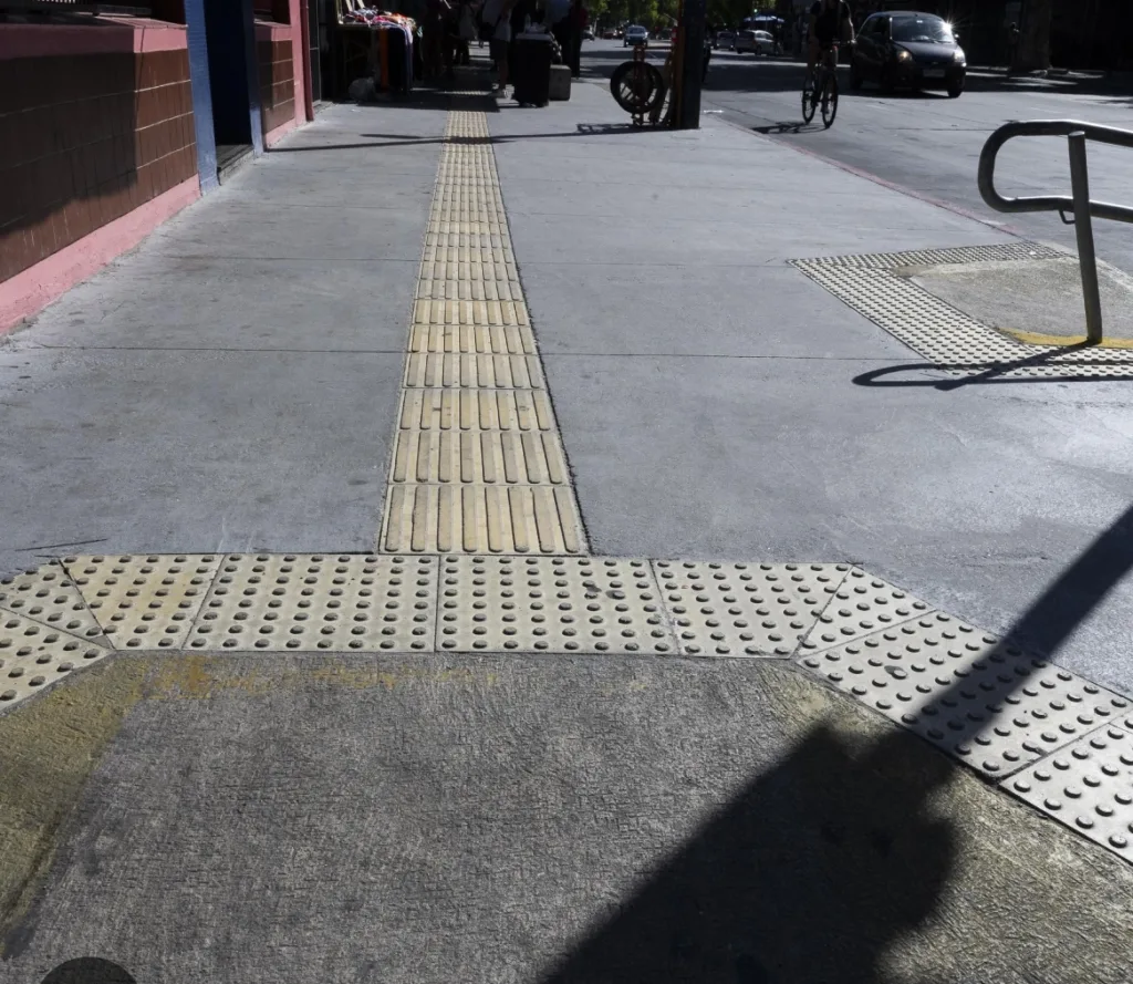 Salto sin barreras: circuito accesible entre las plazas