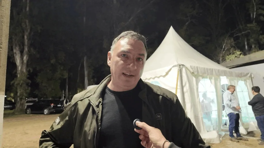 Dr. Carlos Albisu, Intendente de Salto durante el recital de los 30 años de La Vela Puerca en el Victor Lima de Salto / Imágenes: Miguel Moreira (MMfotosUy)