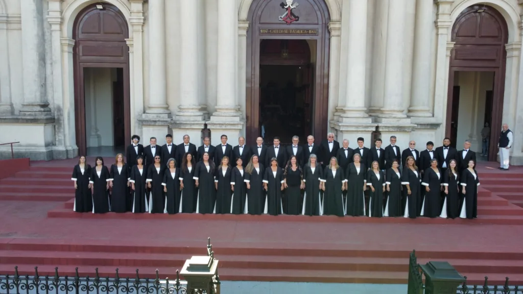 Coro Departamental de Salto frente a la Catedral Basílica San Juan Bautista