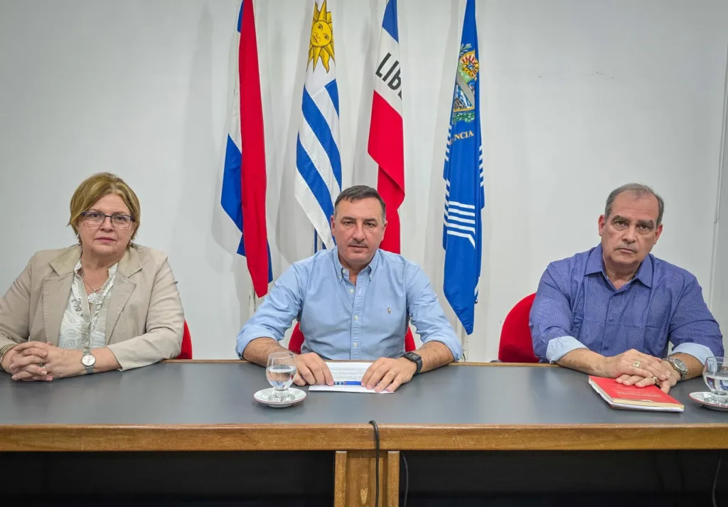 Esc. Myrna Haller, Dr. Carlos Albisu, Dr. Hector Ferreira, Conferencia de presna del Gobierno de Salto sobre resolución de la JUTEP