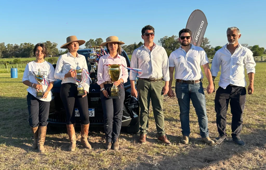 De izquierda a derecha Guillermina de Brun Paulina Ferrao, Luciana Pereira / Pruebas de rienda de caballos Criollos en ExpoSalto 2025