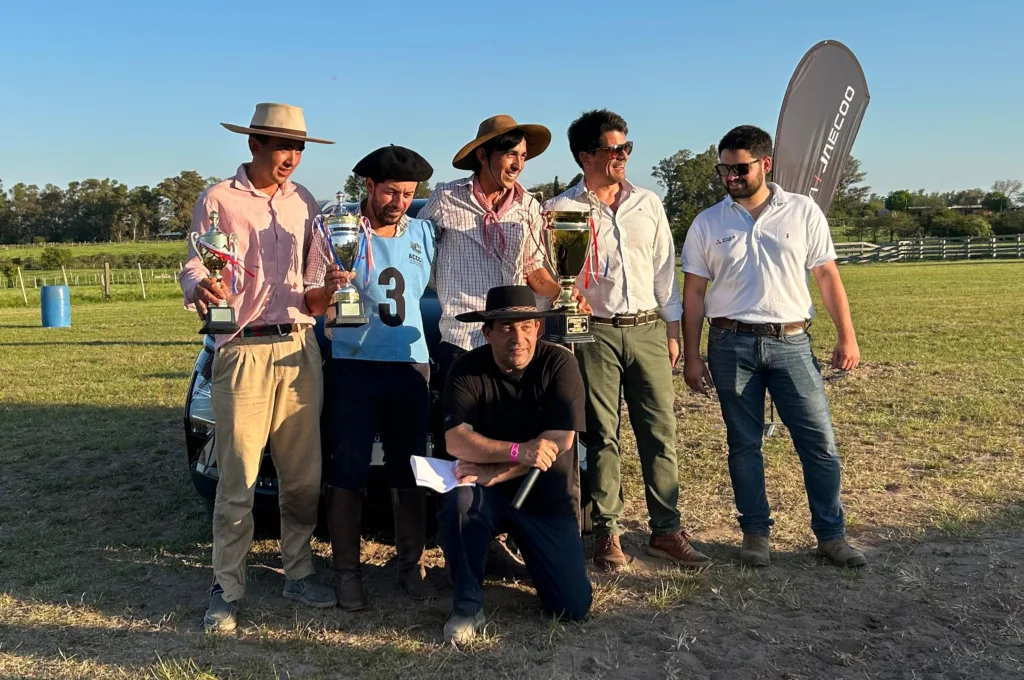 Podio categoría Mayores: De izquierda a derecha Bruno Lima, Pablo Ozuna, Armando Lima / Pruebas de rienda de caballos Criollos en ExpoSalto 2025