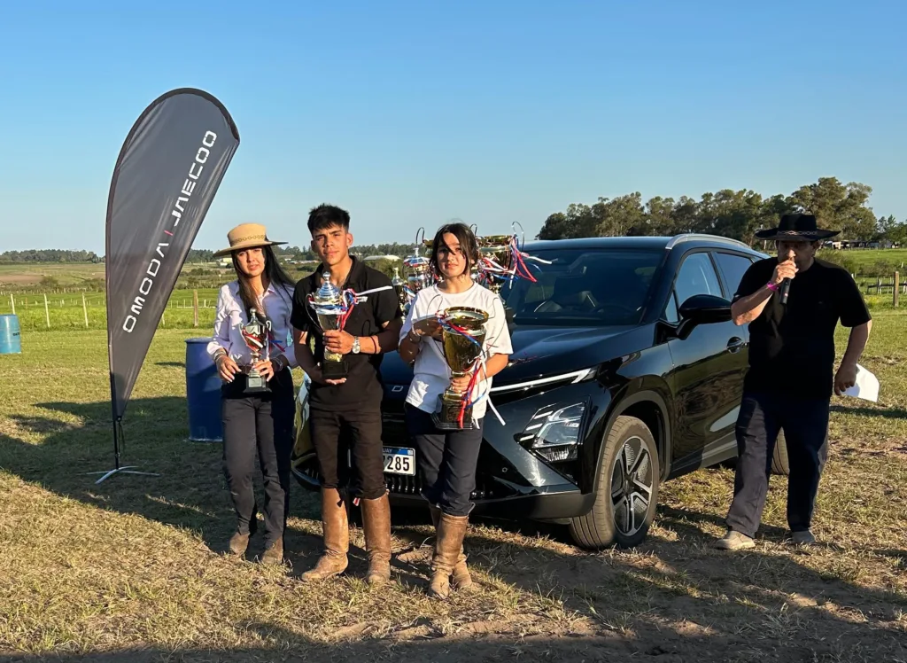 Podio categoría Mayores: De izquierda a derecha Luciana Pereira, Felipe cuesta, Guillermina de Brun / Pruebas de rienda de caballos Criollos en ExpoSalto 2025