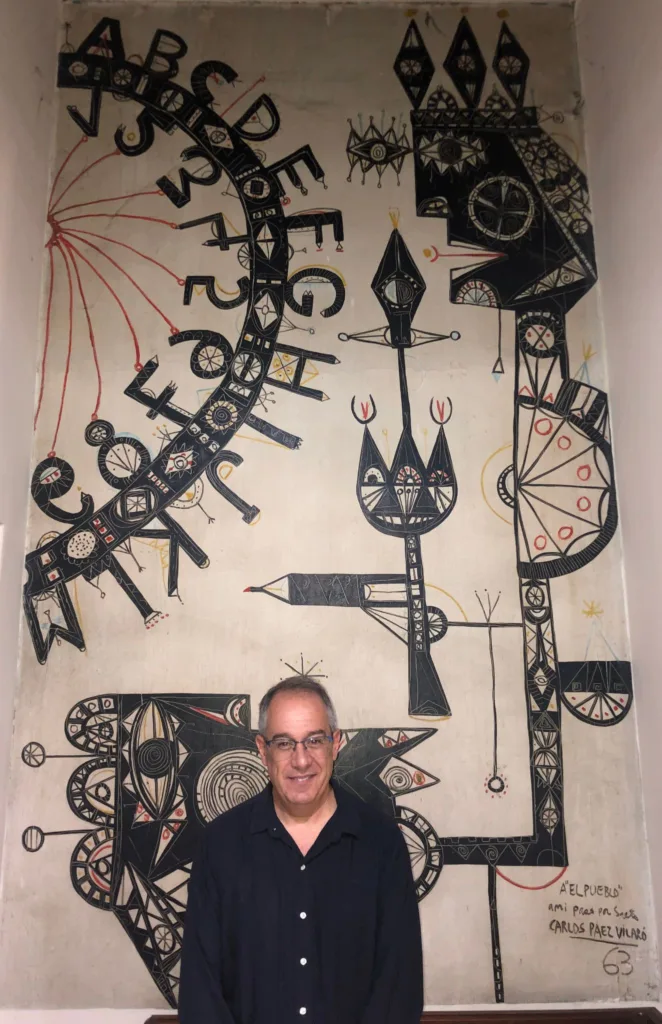 José Carlos Mahía, Ministro de Educación y Cultura frente al mural de Páez Vilaró en la recepción de Diario EL PUEBLO de Salto. / Foto: Diario EL PUEBLO