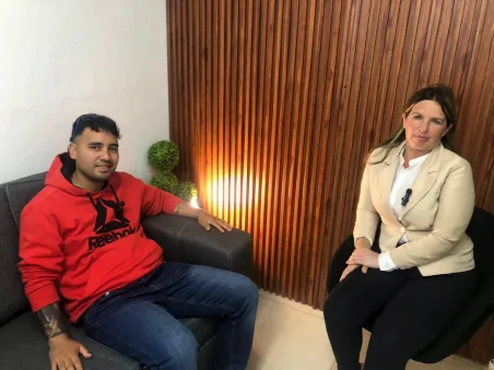 Franco Pereira, técnico de formativas del Club River Plate junto a Romina Buzzo, periodista de EL PUEBLO.