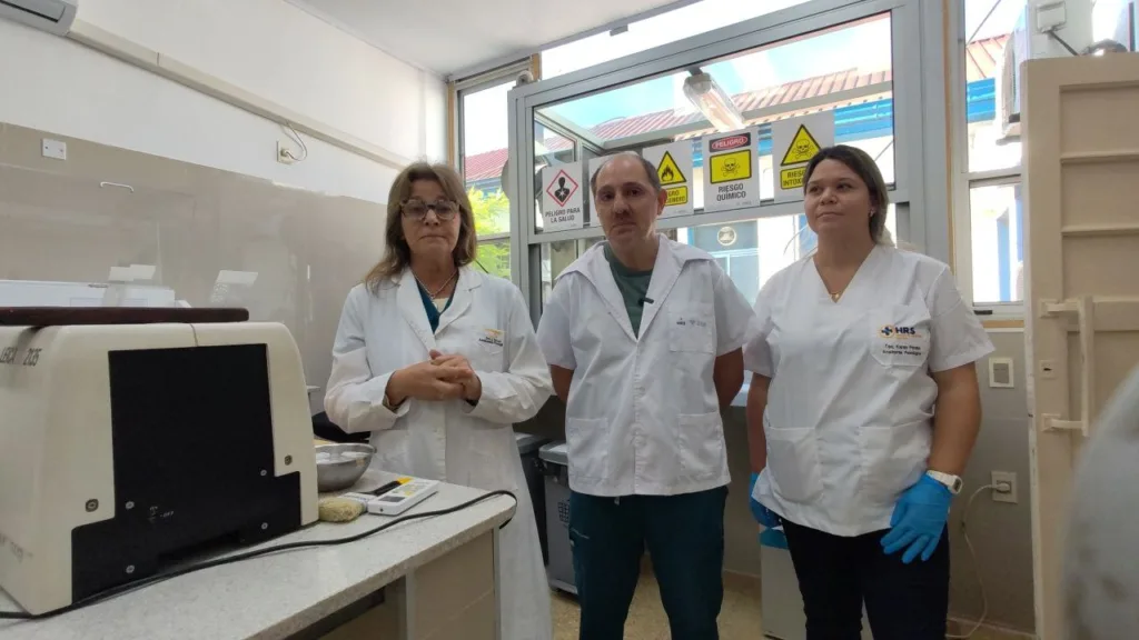 Tec. Jeanette Garaventa, Tec. Gonzalo Corrales, y Tec. Karen Pereira - Sector de Anatomía Patológica del HRS / Foto: EL PUEBLO