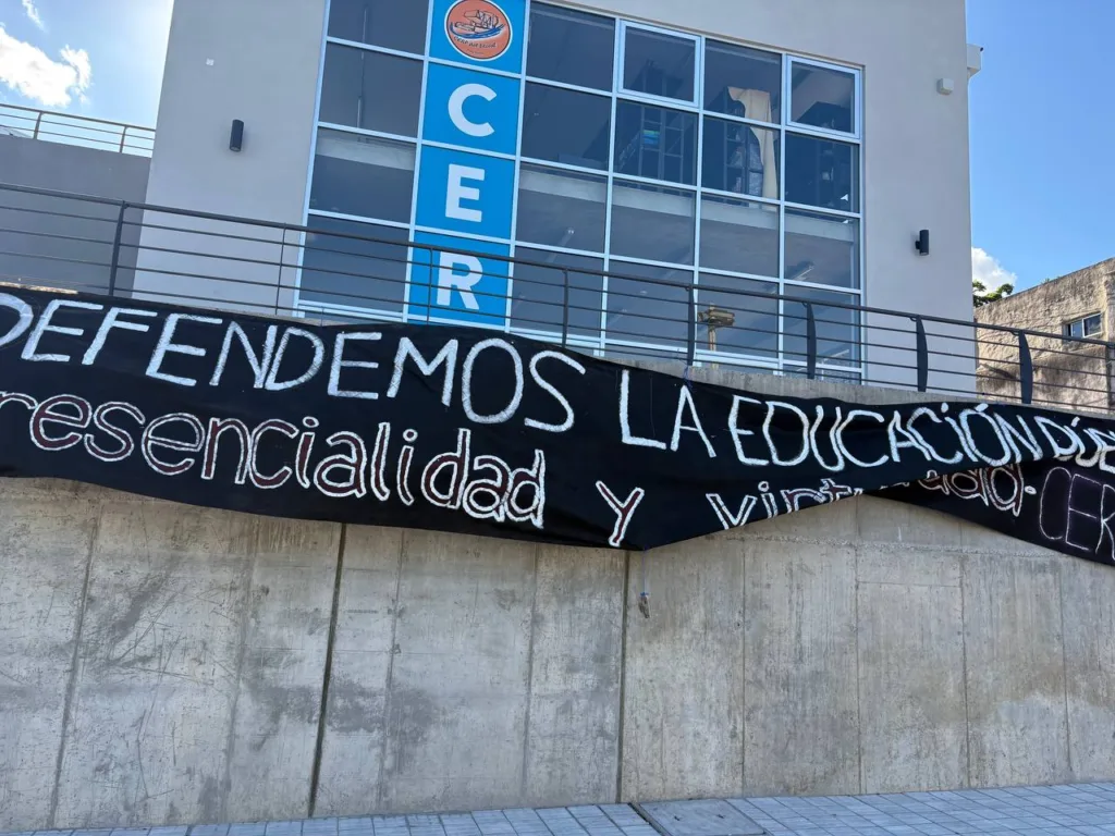 CERP Salto durante movilización de estudiantes en lucha por más presupuesto.