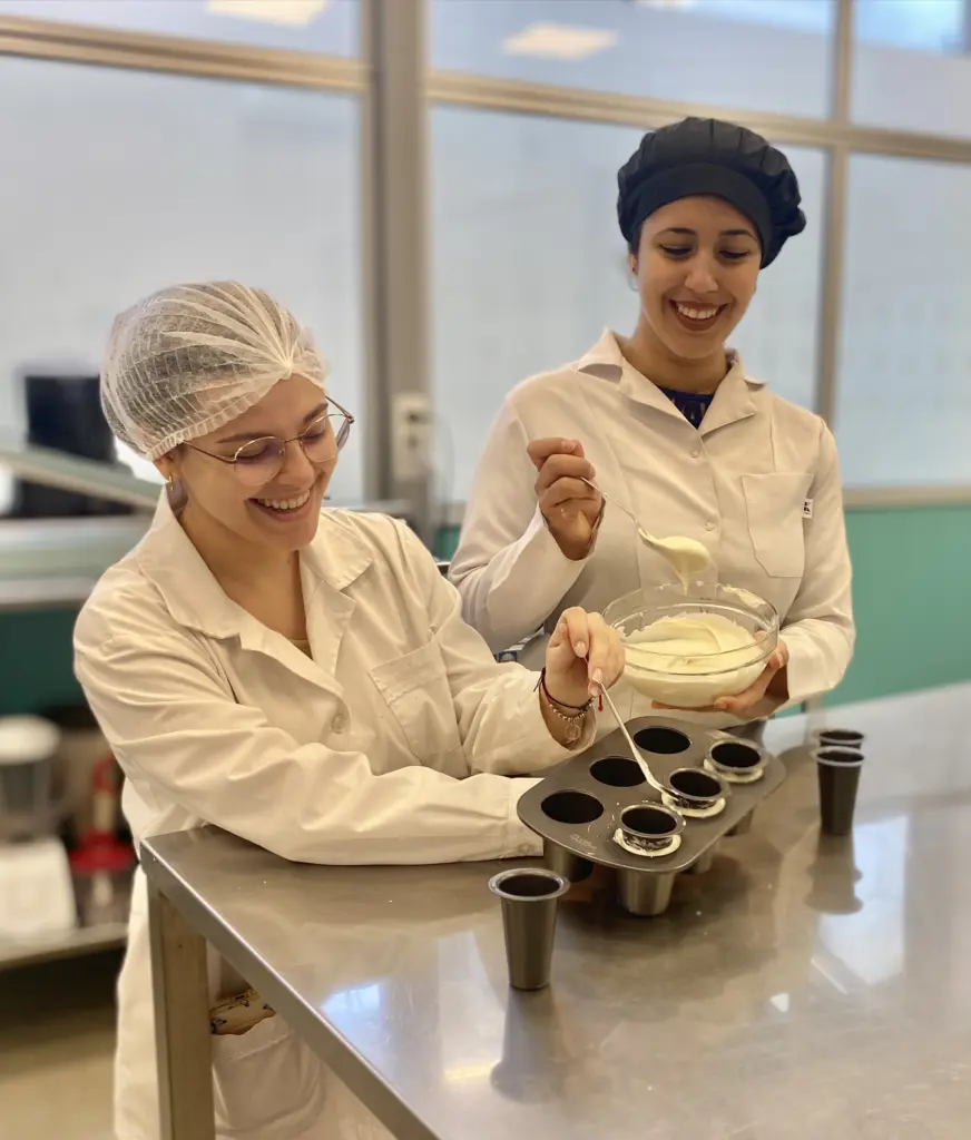 Estudiantes de UTEC Paysandú con sus vasos comestibles