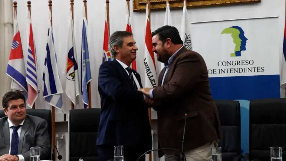 Álvaro García, presidente del BROU y Nicolás Olivera, presidente del Congreso de Intendnetes durante la firma del convenio por el plan Limpia Sueldos con las Intendencias,