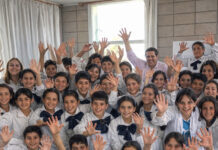 El mundo no es un pañuelo, es una camiseta.