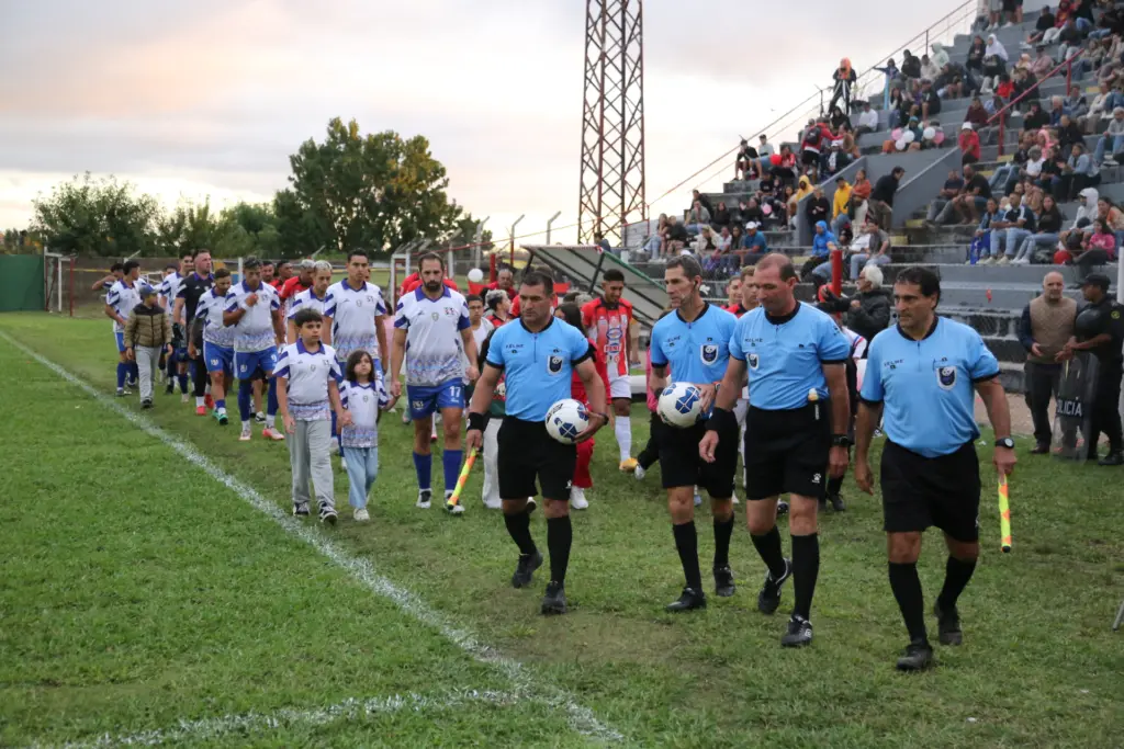 Salto vs. Río Negro Equipos y jueces entrando a la cancha del Estadio Dickinson en el que Salto venció 2-0.