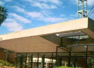 Preocupación en el Liceo N.º 1 de Salto por amenazas anónimas: se mantiene el servicio pero las faltas no serán computadas News banner over a school building announcing concerns at Liceo No. 1 de Salto after anonymous threats, Diario El Pueblo logo visible.