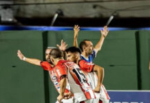 Salto se va hoy para jugar mañana Equipo de fútbol celebrando un gol en el campo, con encabezado deportivo en verde y titular en español: 'Salto se va hoy para jugar mañana'.