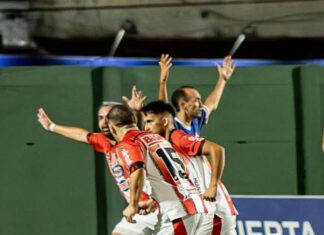 Salto se va hoy para jugar mañana Equipo de fútbol celebrando un gol en el campo, con encabezado deportivo en verde y titular en español: 'Salto se va hoy para jugar mañana'.