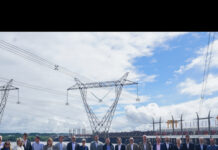 Salto Grande presentó proyecto ante la Unión Europea Group of professionals posing outdoors in front of large electrical pylons and a substation, with a green news banner reading 'NOTICIAS & NOVEDADES' and the EL PUEBLO logo in the corner.