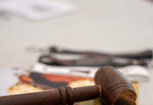Remate Select finalizó con colocación total Close-up of a wooden gavel in the foreground with a green news banner announcing 'Remate Select finalizf3 con colocacif3n total' and a small author photo on the side.