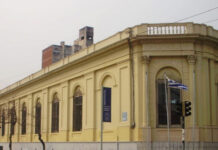 El Liceo 5 activó protocolos tras amenazas escritas en sus instalaciones News banner over a street photo of a yellow historic building; headline reads 'Amenaza de tiroteo en Liceo 5 activo protocolos'.