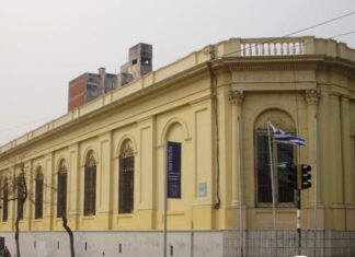 El Liceo 5 activó protocolos tras amenazas escritas en sus instalaciones News banner over a street photo of a yellow historic building; headline reads 'Amenaza de tiroteo en Liceo 5 activo protocolos'.