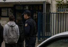 Evitan agresión entre alumnos; adolescentes con armas.
