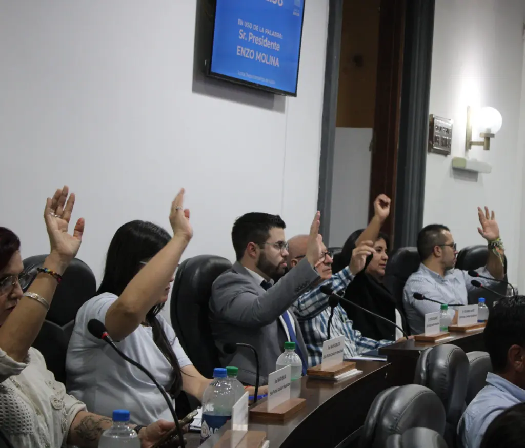 Junta de Salto, mesa durante la sesión extraordinaria del 24 de abril para votar presupuesto quinquenal / Foto: Martín Cabrera