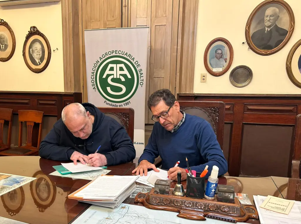 Luis Manfredi, presidente de la AAS, y Gustavo Boksar, director de diario EL PUEBLO durante la firma del convenio.