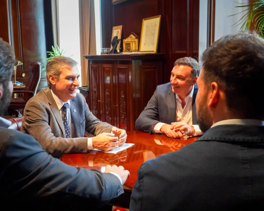 Presidente del Banco República. Álvaro García junto al Intendente de Salto, Dr. Carlos Albisu y el Ec. Nicolás Irigoyen en el BROU.