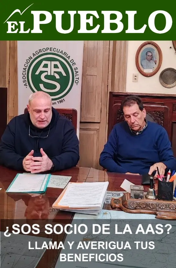 Luis Manfredi, presidente de la AAS, y Gustavo Boksar, director de diario EL PUEBLO durante la firma del convenio.