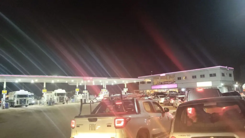 Cola de autos en la axion por la suba.