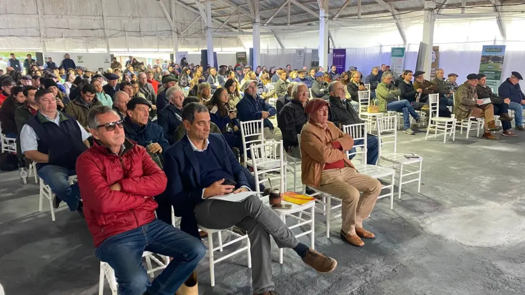 Simposio sobre garrapata reunió al agro regional en Salto
