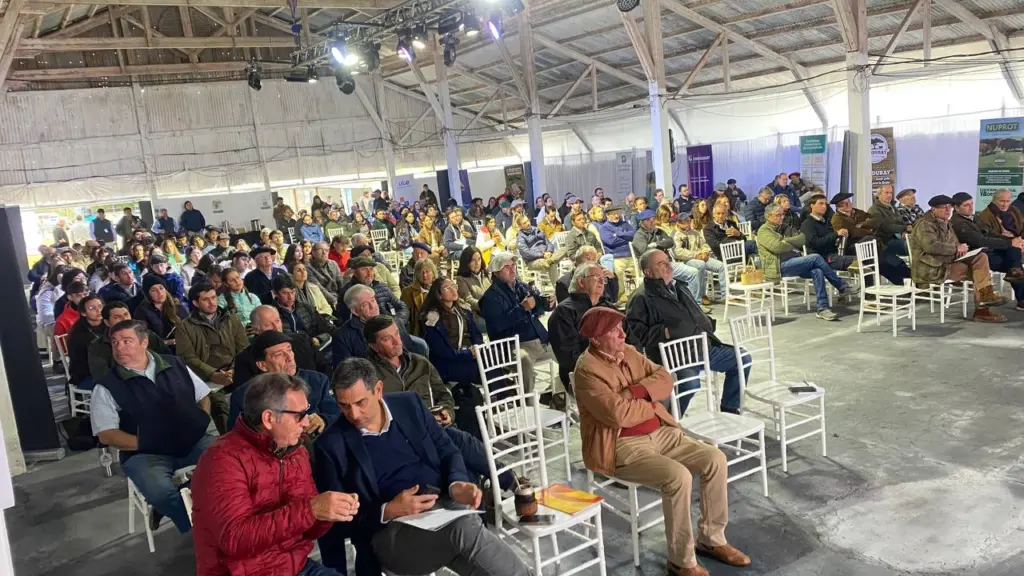 Simposio sobre garrapata reunió al agro regional en Salto