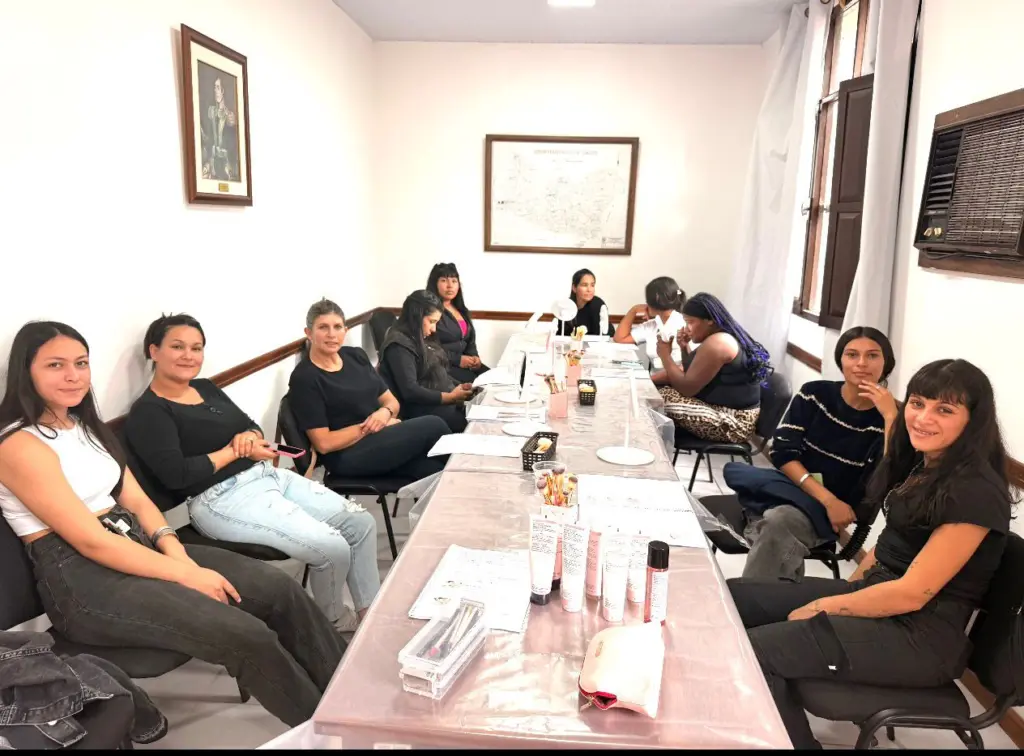 Capacitan a mujeres liberadas de la Unidad 20 para facilitar su reinserción laboral a través del maquillaje