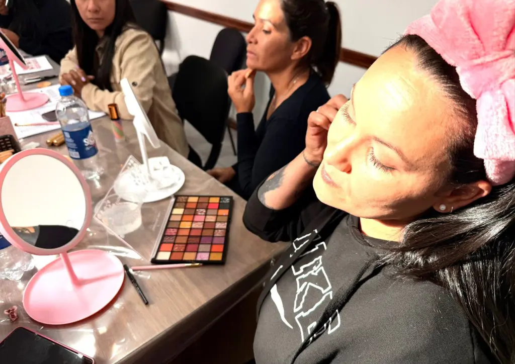 Capacitan a mujeres liberadas de la Unidad 20 para facilitar su reinserción laboral a través del maquillaje